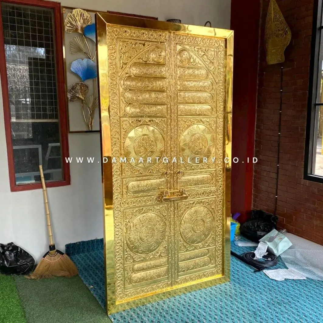 Pengrajin Pintu Kabah Kuningan Tembaga